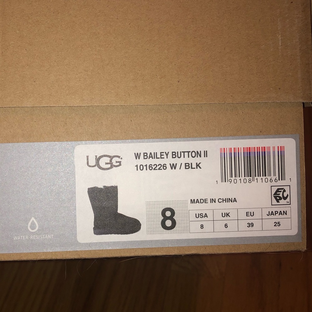 BRAND NEW  UGG WOMENS BAILEY BUTTON II